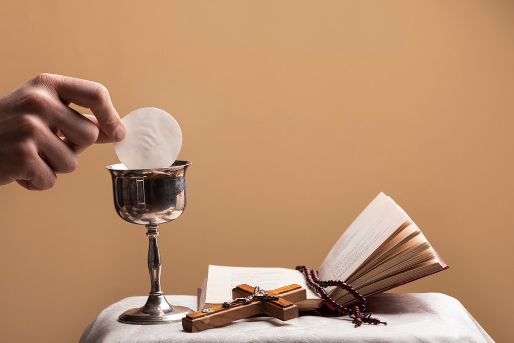 Saiba tudo sobre o feriado de Corpus Christi: se é feriado, qual o significado, a origem e a importância da data para os cristãos.